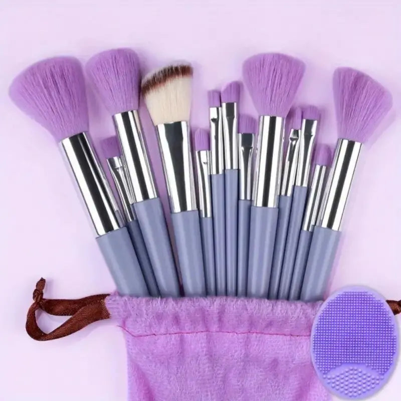 Set di pennelli per il trucco professionali morbidi e soffici: pennelli per fondotinta, pennello per ombretto, pennello Kabuki, spugnetta per il trucco con custodia.