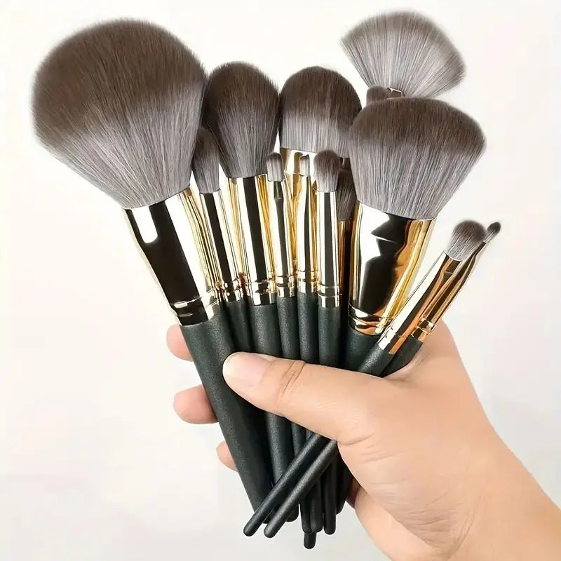 Set di pennelli per il trucco professionali morbidi e soffici: pennelli per fondotinta, pennello per ombretto, pennello Kabuki, spugnetta per il trucco con custodia.