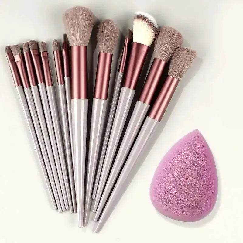 Set di pennelli per il trucco professionali morbidi e soffici: pennelli per fondotinta, pennello per ombretto, pennello Kabuki, spugnetta per il trucco con custodia.
