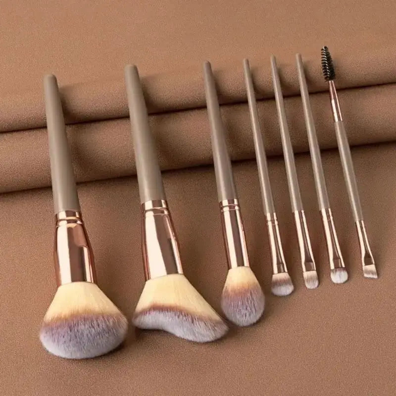 Set di pennelli per il trucco professionali morbidi e soffici: pennelli per fondotinta, pennello per ombretto, pennello Kabuki, spugnetta per il trucco con custodia.