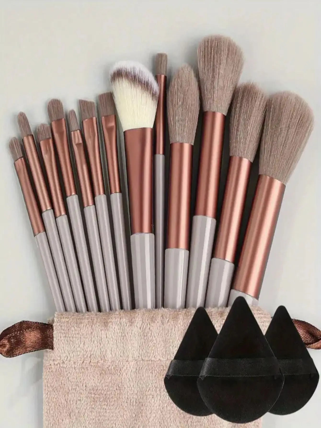 Set di pennelli per il trucco professionali morbidi e soffici: pennelli per fondotinta, pennello per ombretto, pennello Kabuki, spugnetta per il trucco con custodia.