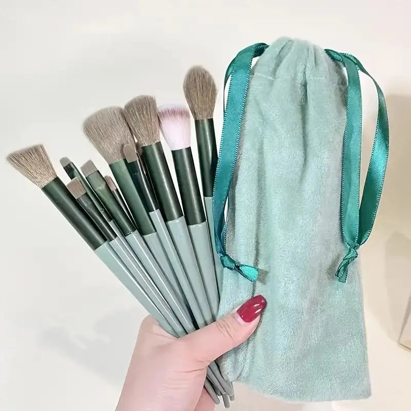 Set di pennelli per il trucco professionali morbidi e soffici: pennelli per fondotinta, pennello per ombretto, pennello Kabuki, spugnetta per il trucco con custodia.