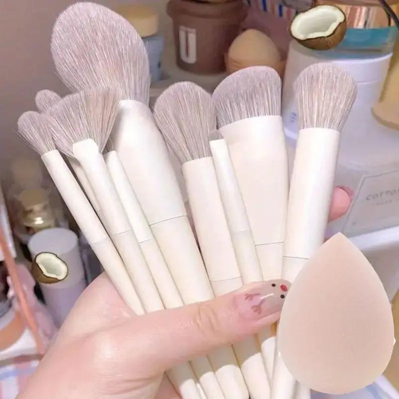 Set di pennelli per il trucco professionali morbidi e soffici: pennelli per fondotinta, pennello per ombretto, pennello Kabuki, spugnetta per il trucco con custodia.