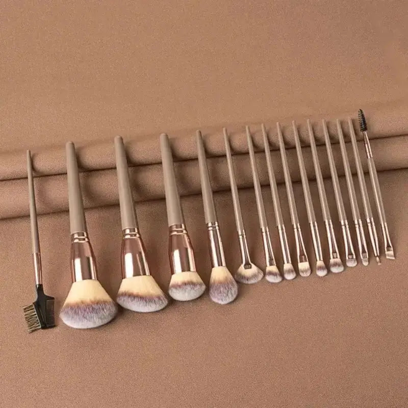 Set di pennelli per il trucco professionali morbidi e soffici: pennelli per fondotinta, pennello per ombretto, pennello Kabuki, spugnetta per il trucco con custodia.