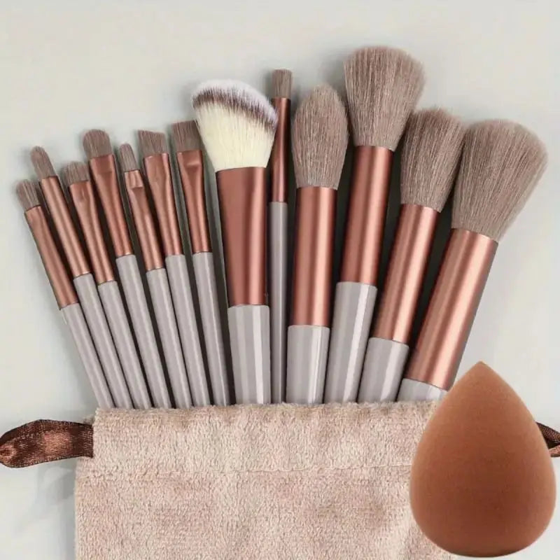 Set di pennelli per il trucco professionali morbidi e soffici: pennelli per fondotinta, pennello per ombretto, pennello Kabuki, spugnetta per il trucco con custodia.
