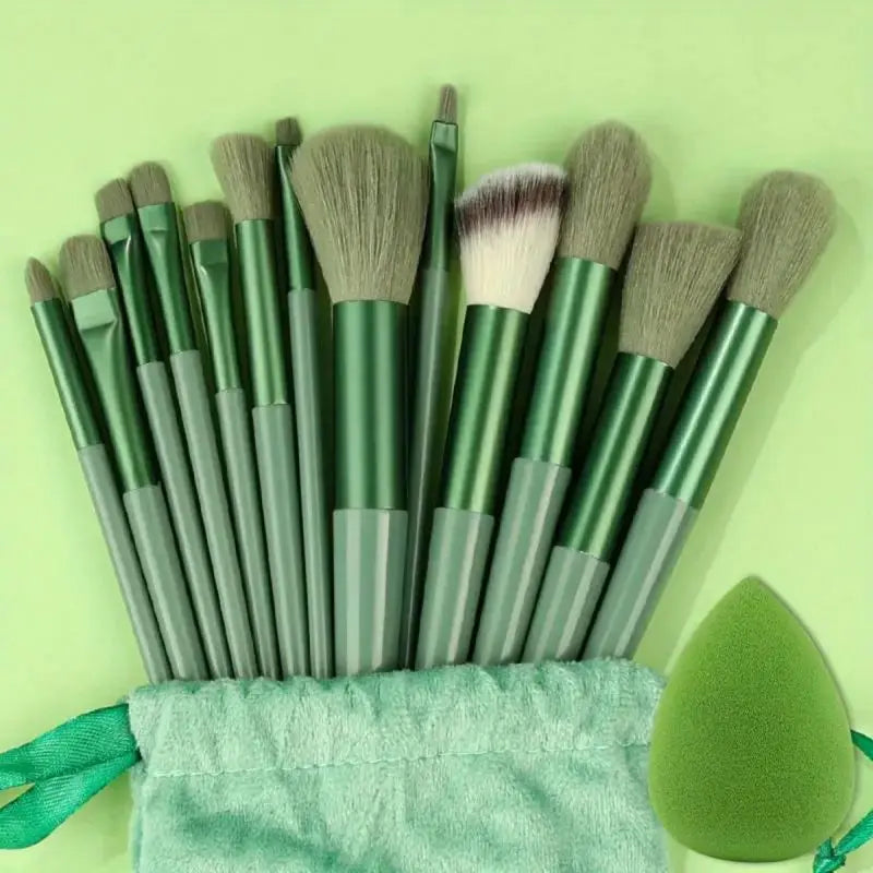 Set di pennelli per il trucco professionali morbidi e soffici: pennelli per fondotinta, pennello per ombretto, pennello Kabuki, spugnetta per il trucco con custodia.