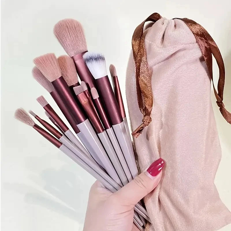 Set di pennelli per il trucco professionali morbidi e soffici: pennelli per fondotinta, pennello per ombretto, pennello Kabuki, spugnetta per il trucco con custodia.