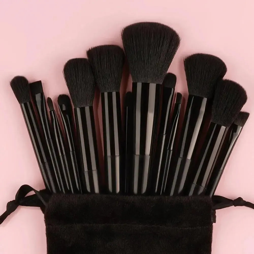 Set di pennelli per il trucco professionali morbidi e soffici: pennelli per fondotinta, pennello per ombretto, pennello Kabuki, spugnetta per il trucco con custodia.