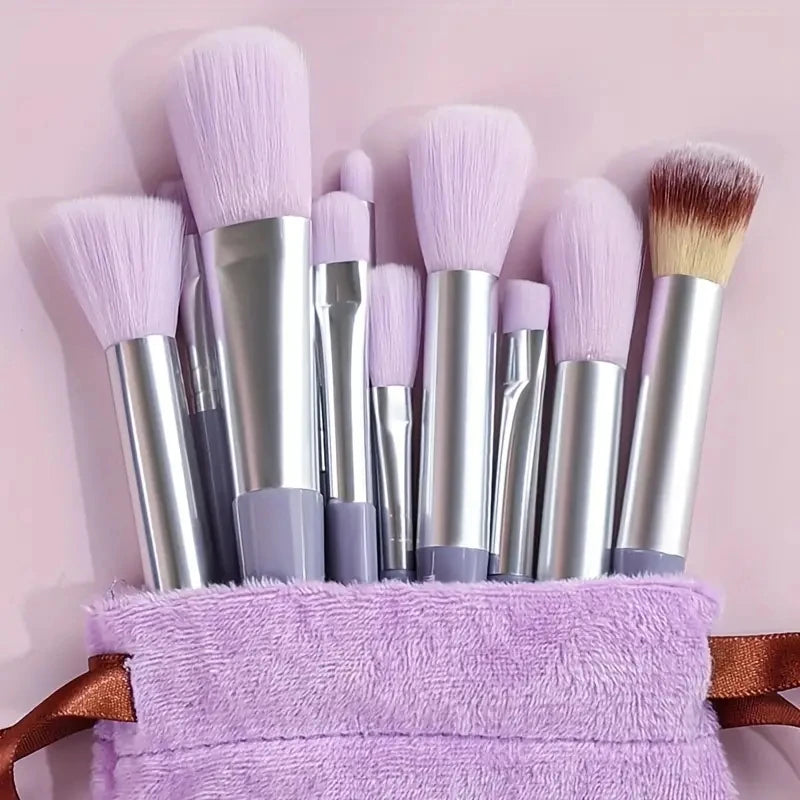 Set di pennelli per il trucco professionali morbidi e soffici: pennelli per fondotinta, pennello per ombretto, pennello Kabuki, spugnetta per il trucco con custodia.