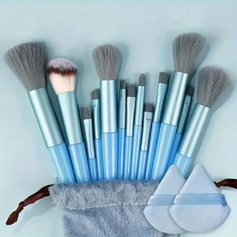 Set di pennelli per il trucco professionali morbidi e soffici: pennelli per fondotinta, pennello per ombretto, pennello Kabuki, spugnetta per il trucco con custodia.